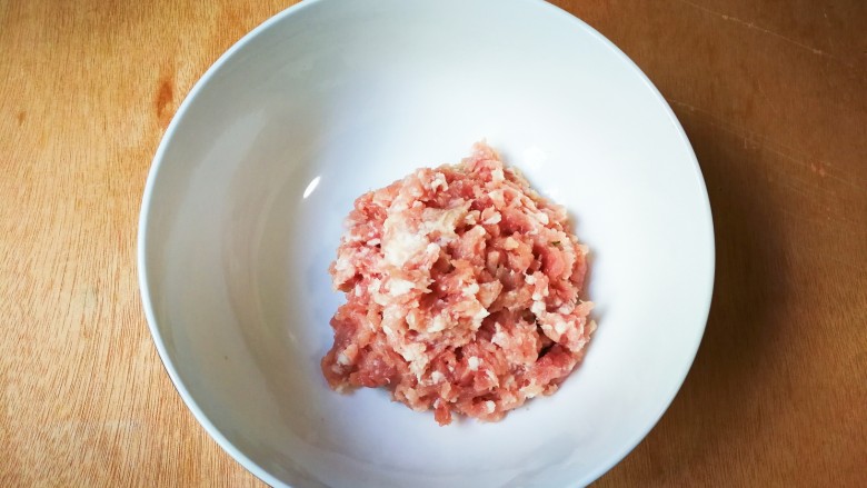 雪莲盛开~韭菜饺子,剁好<a style='color:red;display:inline-block;' href='/shicai/ 442'>肉末</a>放碗里