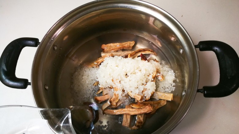 三心二意~红枣大米山芋干粥,放入适量清水