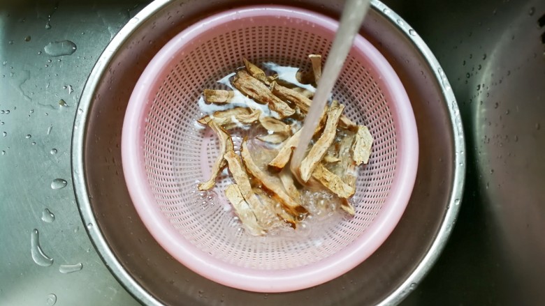三心二意~红枣大米山芋干粥,山芋干放水清洗