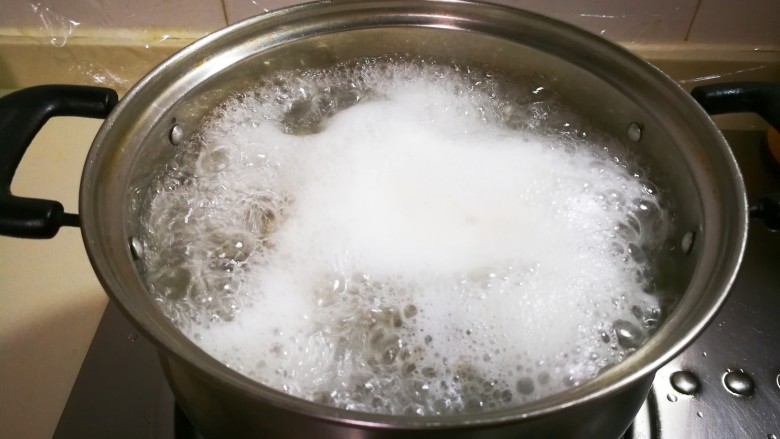 三心二意~红枣大米山芋干粥,放在煤气灶上烧开
