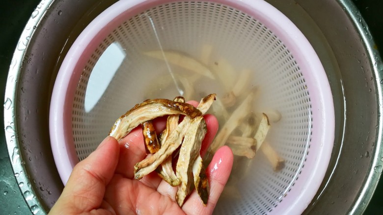 三心二意~红枣大米山芋干粥,还是要用手搓一搓,看到表不再灰蒙蒙的就行了