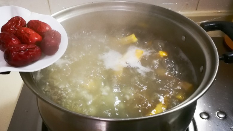 三心二意~红枣大米山芋干粥,放入红枣烧开