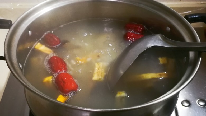 三心二意~红枣大米山芋干粥,小火烧二十分钟,中途用勺子搅拌几次,防止糊锅