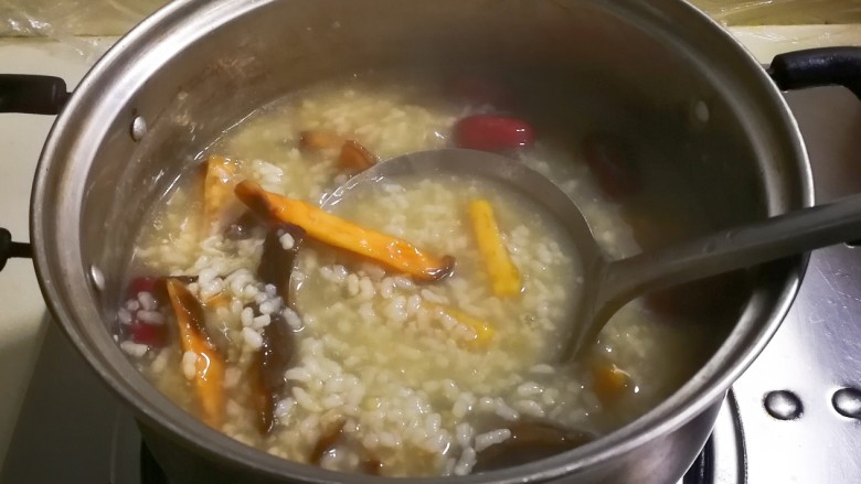 三心二意~红枣大米山芋干粥,烧好了这样就行了
