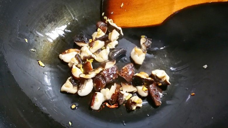 欣欣向荣香菇菜心,煸炒出水分,香味漂出