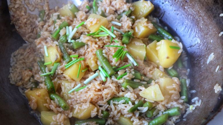 土豆豆角焖饭,出锅之前加入小葱;