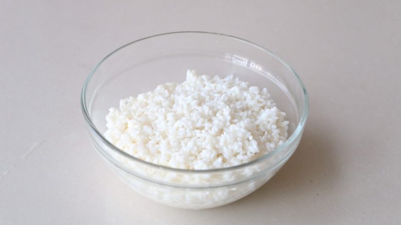 土豆豆角焖饭,<a style='color:red;display:inline-block;' href='/shicai/ 492'>大米</a>浸泡2小时;