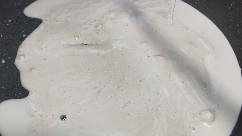 低脂无黄油版雪花酥,倒入fluff半液态棉花糖,我用的是草莓味道的所以颜色有点暗,喜欢白白的颜色可以选择香草味fluff。