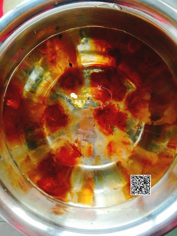 桃胶红枣银耳羹,泡了一晚上的桃胶比之前膨胀了10倍哦,漂浮着一些杂质,除去杂质,注意捏一下桃胶,中间没有硬芯就算是泡好了