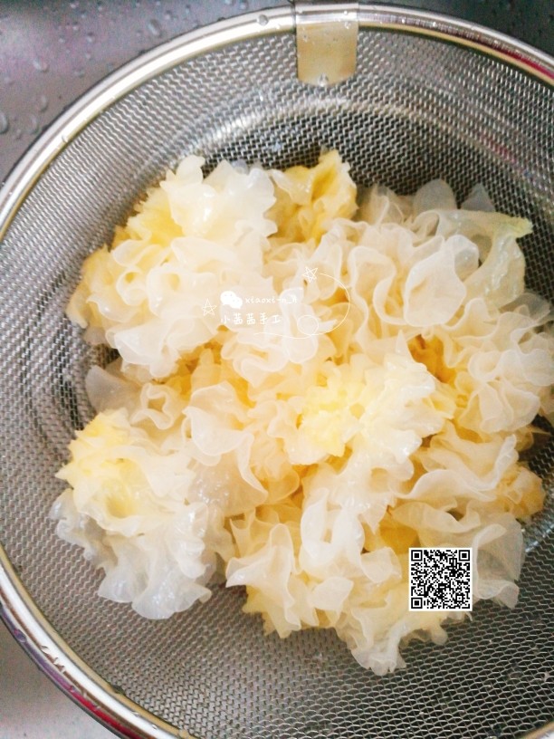 桃胶红枣银耳羹,切半朵银耳,洗净,撕碎