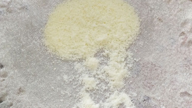低脂无黄油版雪花酥,取出以后撒上奶粉,奶粉的数量自己控制,喜欢奶味十足的多撒一些。