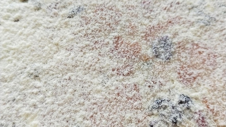 低脂无黄油版雪花酥,撒好奶粉,用锋利的刀切开……