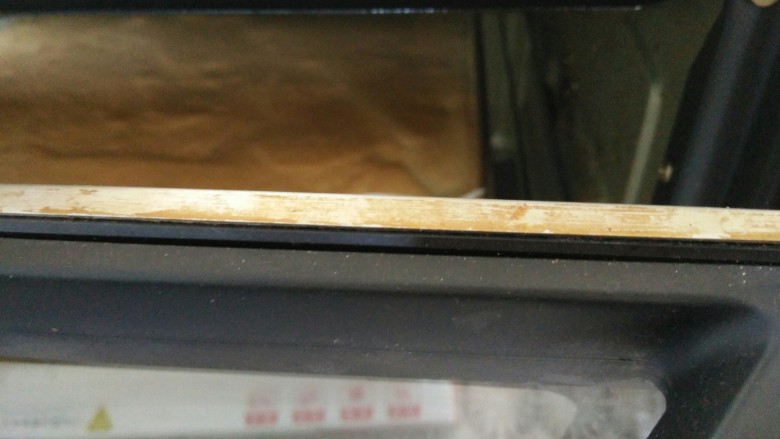 芒果蛋糕盒子,放进预热好的烤箱,烤箱中层170度,烤20分钟
