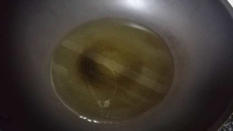 外酥里嫩还甜蜜蜜的紫薯蜜豆球,做完了后，锅里下油。
油有五六分热就要下紫薯哦，不然很容易烧焦。