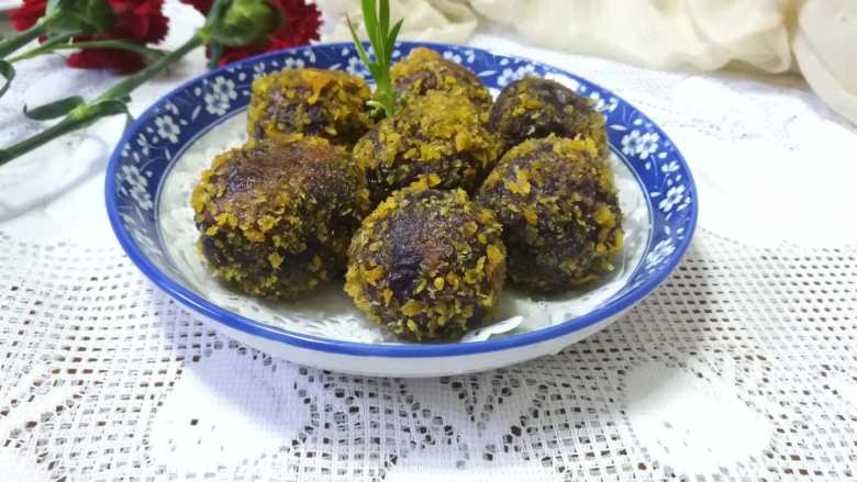 外酥里嫩还甜蜜蜜的紫薯蜜豆球,成品图。
外酥里嫩的，非常香甜的紫薯蜜豆球就做好了。