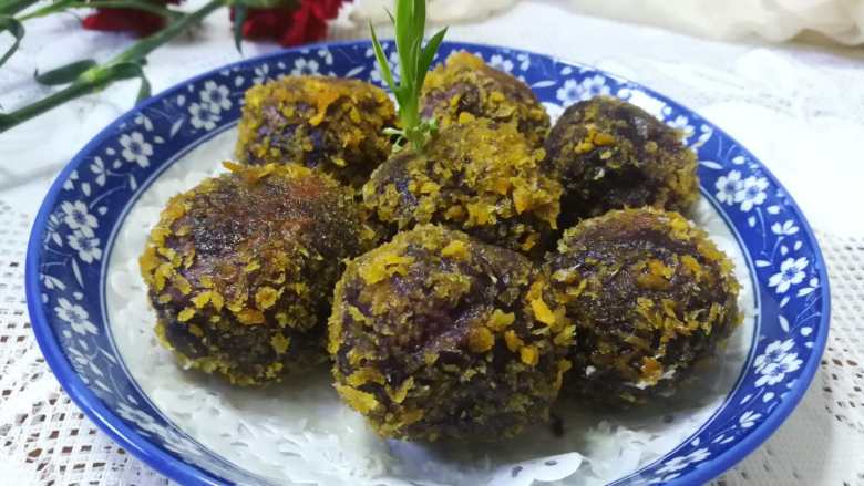 外酥里嫩还甜蜜蜜的紫薯蜜豆球,咬上一口，香喷喷的，甜蜜蜜的，而且这香混合了紫薯的香，蜜豆的香甜，更有面包糠的酥和甜，真的非常非常好吃。