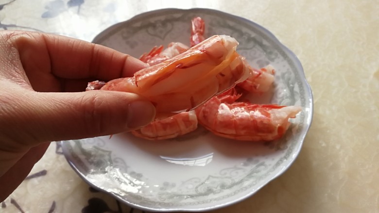 油焖茄汁虾尾,准备虾尾去除虾线