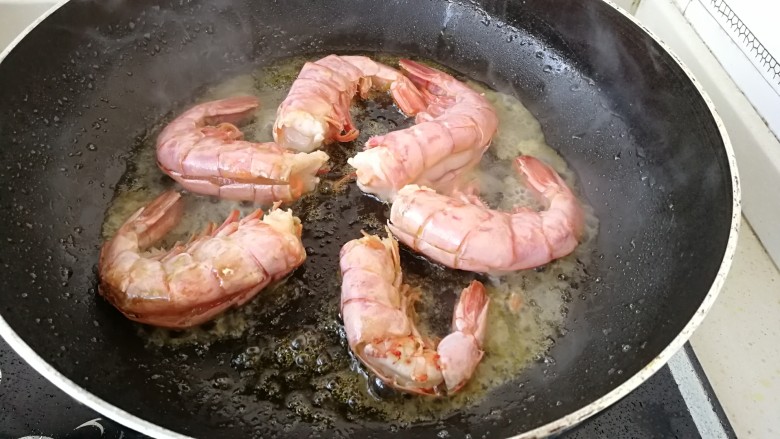 油焖茄汁虾尾,加入虾尾 煎个半分钟左右