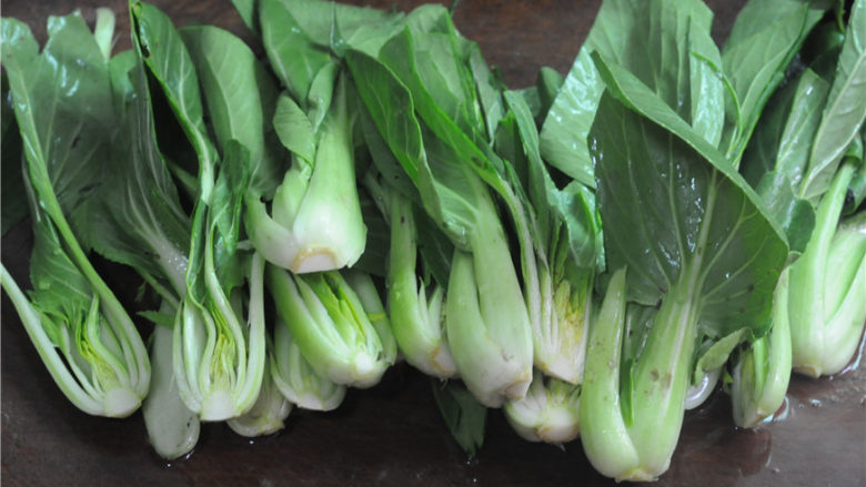 香菇烧油菜,<a style='color:red;display:inline-block;' href='/shicai/ 115'>油菜</a>切成两半,将缝隙里的赃物在流水下冲洗干净