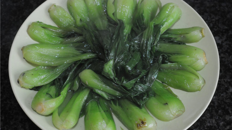 香菇烧油菜,将油菜摆在盘里