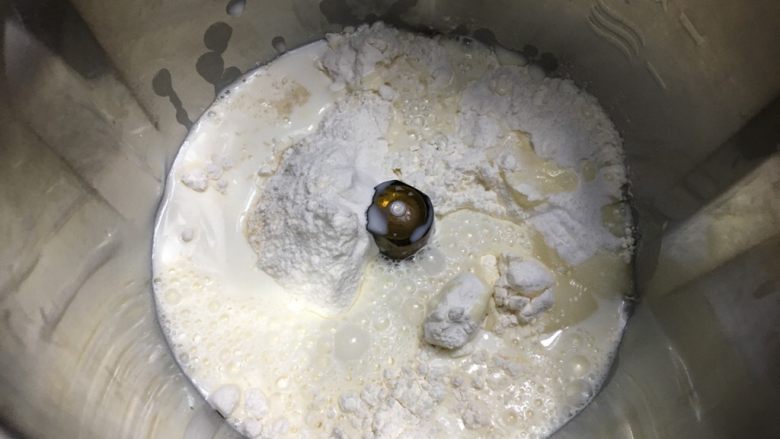 爱心💗吐司,我用GOURMETmaxx西式厨师机揉的,先揉到扩展,这一步我用了3分钟左右。