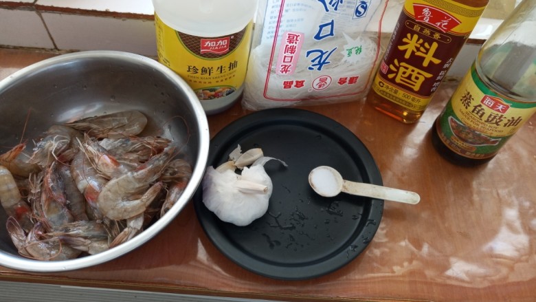 无油版蒜蓉粉丝蒸虾,准备原料