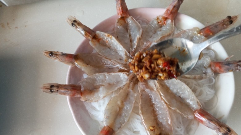 无油版蒜蓉粉丝蒸虾,浇在虾上