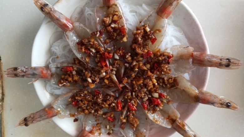 无油版蒜蓉粉丝蒸虾,铺满