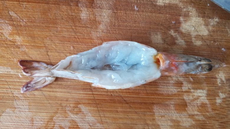 无油版蒜蓉粉丝蒸虾,把虾背用刀片开,不要切断