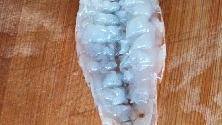 无油版蒜蓉粉丝蒸虾,用刀把虾肉再横切一下