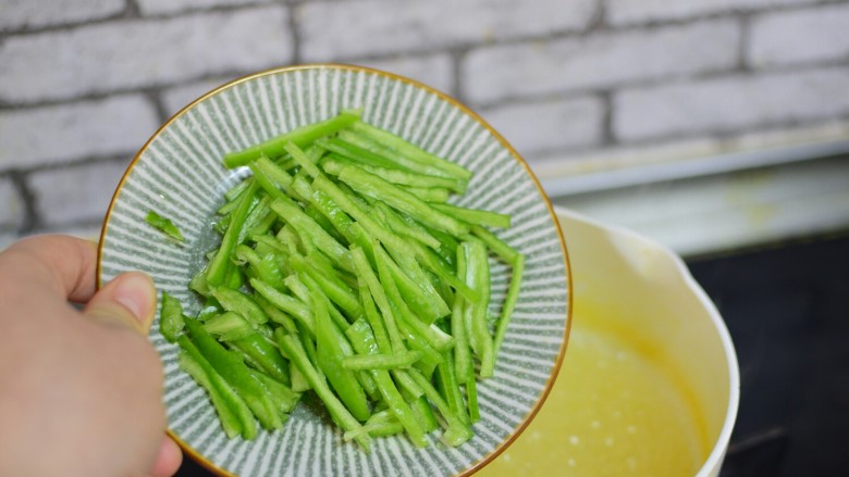 鱼香肉丝,尖椒用开水焯一下,捞出备用