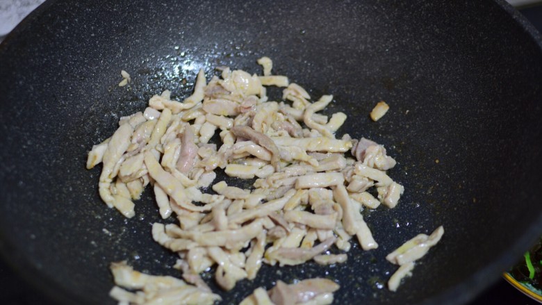鱼香肉丝,快速翻炒至肉丝发白,盛出备用