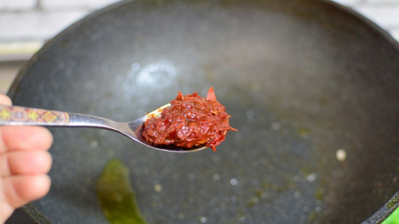 鱼香肉丝,锅底油,加<a style='color:red;display:inline-block;' href='/shicai/ 705'>豆瓣酱</a>炒出红油,再加入葱姜蒜末,炒香