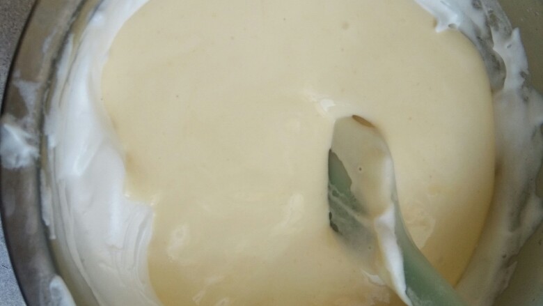 肉松蛋糕卷,然后用铲子上下翻拌均匀,再把蛋黄糊倒回蛋白盆中,上下翻拌均匀即可