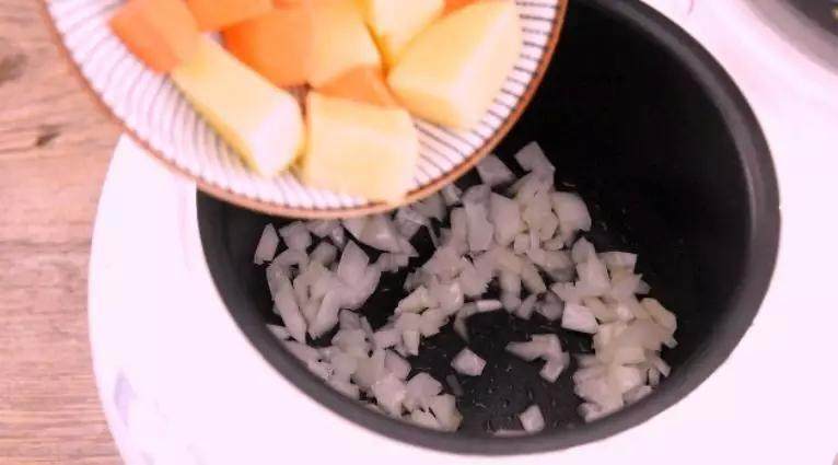 教你用电饭煲做咖喱牛腩饭,简单好上手,学不会怨我!,将电饭煲预热,倒入油,炒香洋葱粒,再倒入胡萝卜、土豆,翻炒均匀
