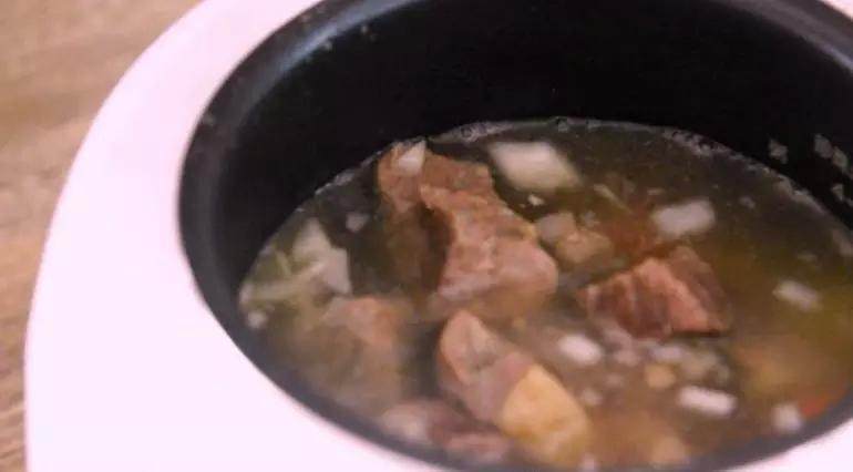 教你用电饭煲做咖喱牛腩饭,简单好上手,学不会怨我!,再将牛腩倒入锅中,焖煮20分钟