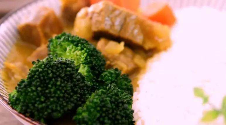 教你用电饭煲做咖喱牛腩饭,简单好上手,学不会怨我!,沸水加入盐,西兰花焯水,装盘