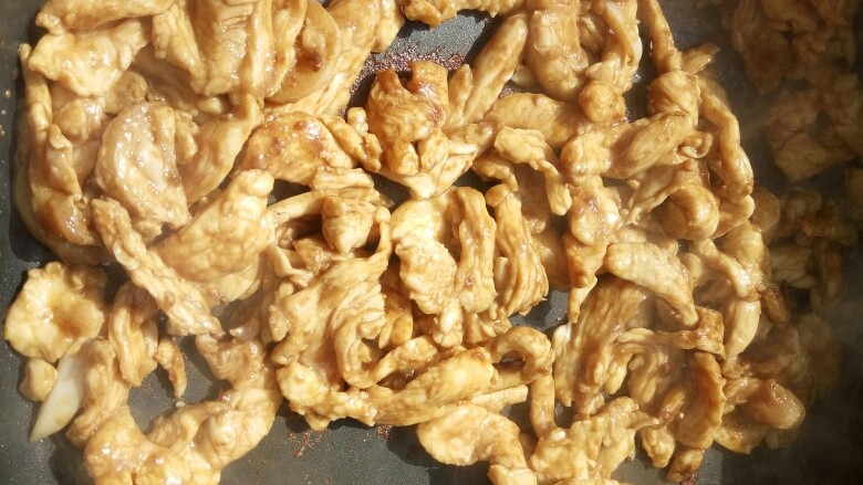 青红辣椒炒鸡丝,鸡丝炒熟后盛出备用!