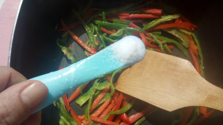 青红辣椒炒鸡丝,辣椒有点蔫以后加入一小勺盐,继续翻炒!