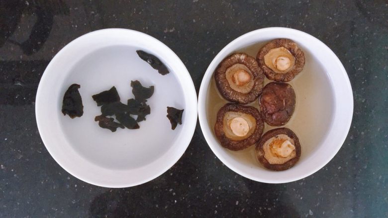 香菇木耳滑鸡,清水泡发<a style='color:red;display:inline-block;' href='/shicai/ 233'>木耳</a>和<a style='color:red;display:inline-block;' href='/shicai/ 230'>香菇</a>
