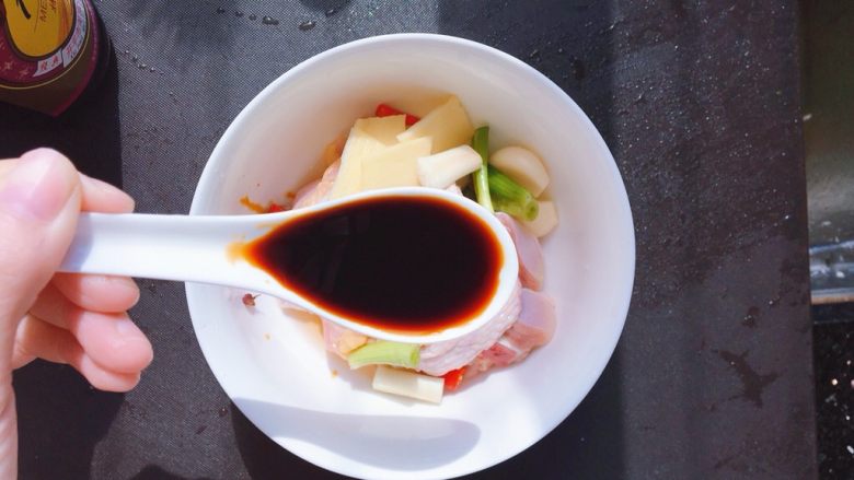 香菇木耳滑鸡,加入1.5茶匙的<a style='color:red;display:inline-block;' href='/shicai/ 788'>生抽</a>