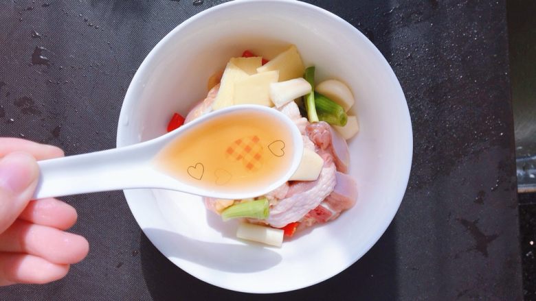 香菇木耳滑鸡,加入一茶匙<a style='color:red;display:inline-block;' href='/shicai/ 718'>料酒</a>
