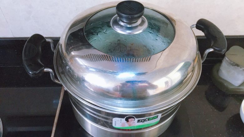 香菇木耳滑鸡,锅中水烧开后,放到蒸锅里蒸15分钟