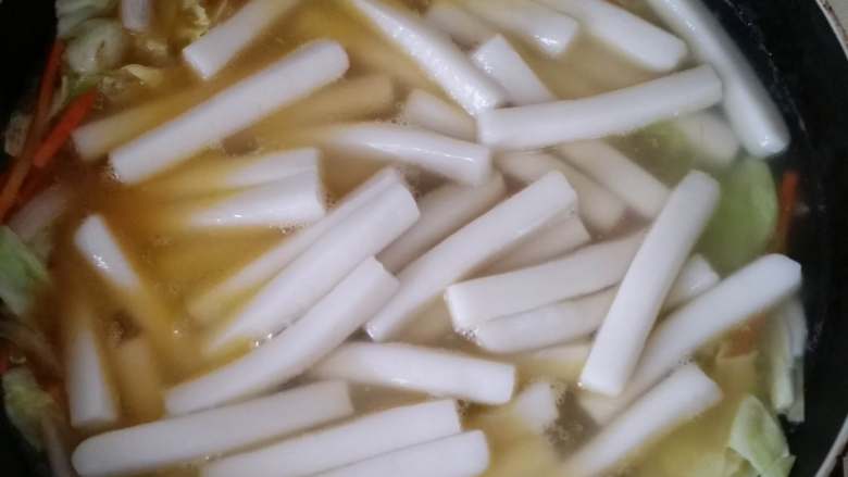 韩式辣酱炒年糕,加水,倒入年糕,水量没过年糕即可。
