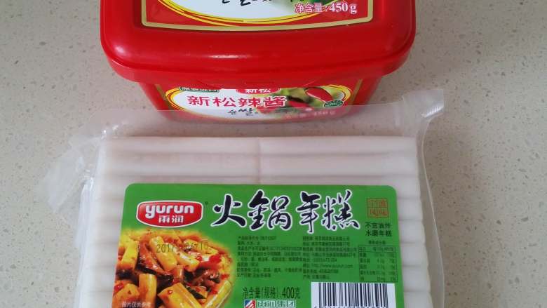 韩式辣酱炒年糕,准备好材料,韩式辣酱和<a style='color:red;display:inline-block;' href='/shicai/ 552'>年糕</a>。