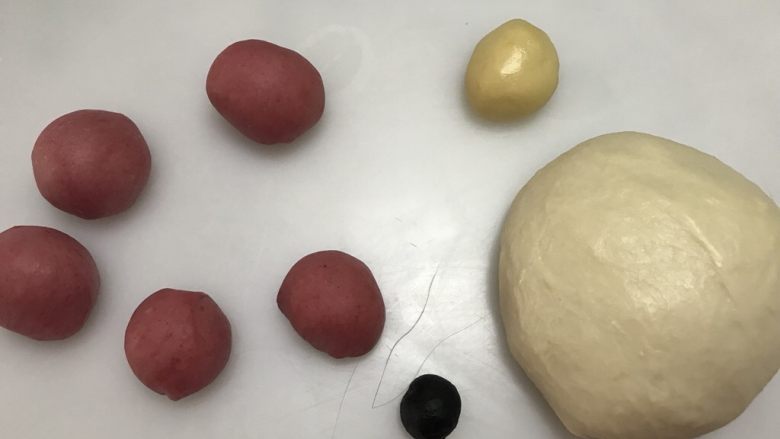 罂粟花吐司,将红色面团分为2个20克,3个30克,滚圆备用。