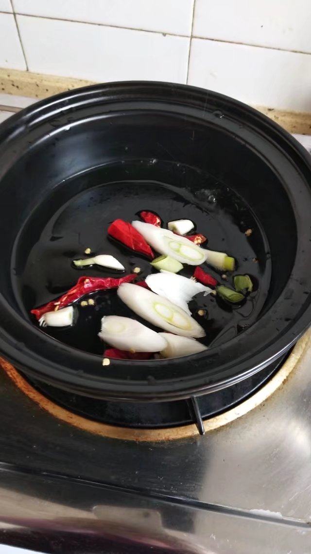 砂锅菠菜烧豆腐皮,砂锅入油,加入作料炒香