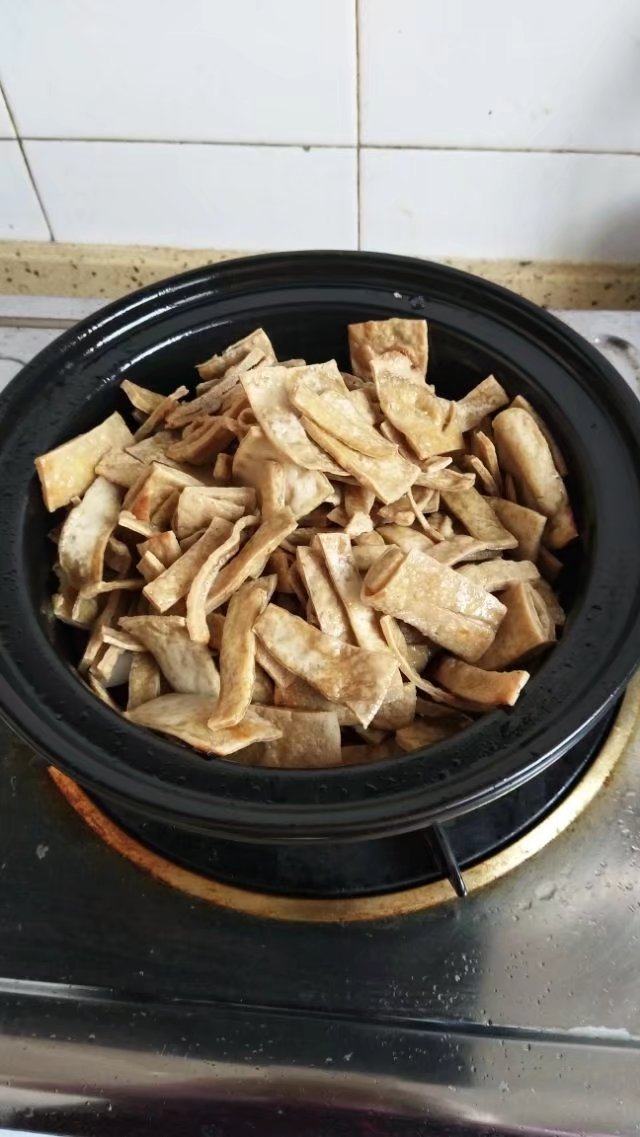 砂锅菠菜烧豆腐皮,加入豆腐皮
