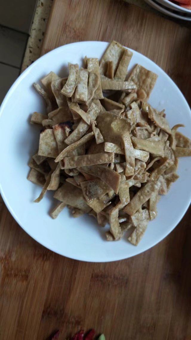 砂锅菠菜烧豆腐皮,可以入盘备用