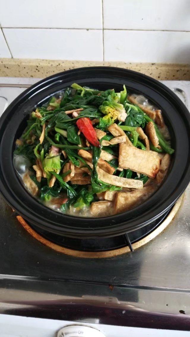 砂锅菠菜烧豆腐皮,加入盐加入<a style='color:red;display:inline-block;' href='/shicai/ 788'>生抽</a>加入适量的高汤大火烧开